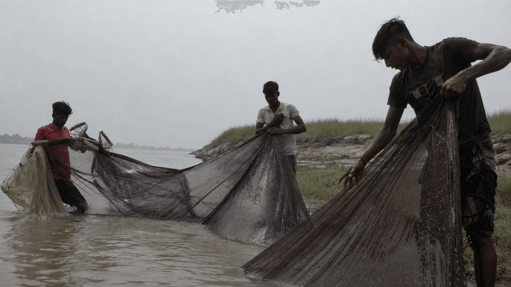 সংকটে ২১ হাজার জেলে,ঘণ্টার পর ঘণ্টা জাল টেনেও মিলছে না মাছ