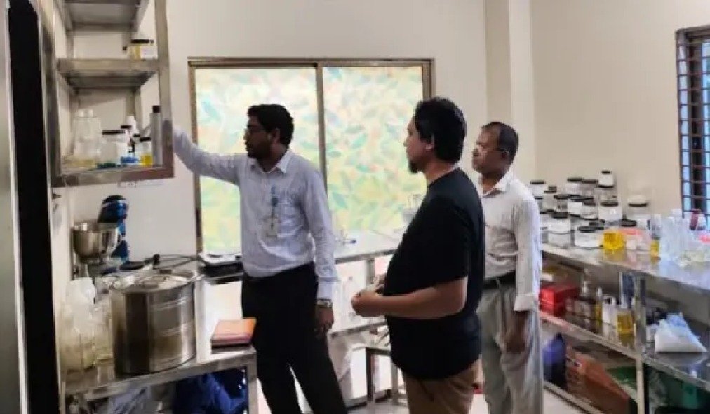 সিরাজদিখানে প্রতিষ্ঠানকে জরিমানা-কেমিস্ট ছাড়াই প্রসাধনী তৈরির দায়ে
