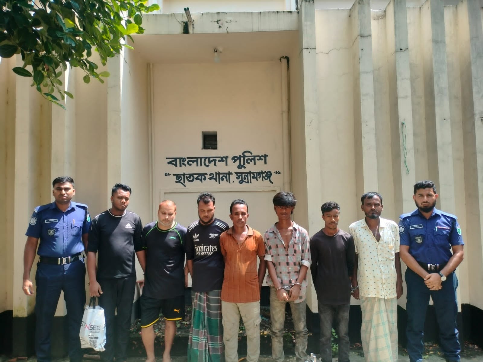পুলিশের বিশেষ অভিযানে শিশু ধ'র্ষ'ণ মা'ম'লা'র আসামি সহ গ্রেপ্তার ৭