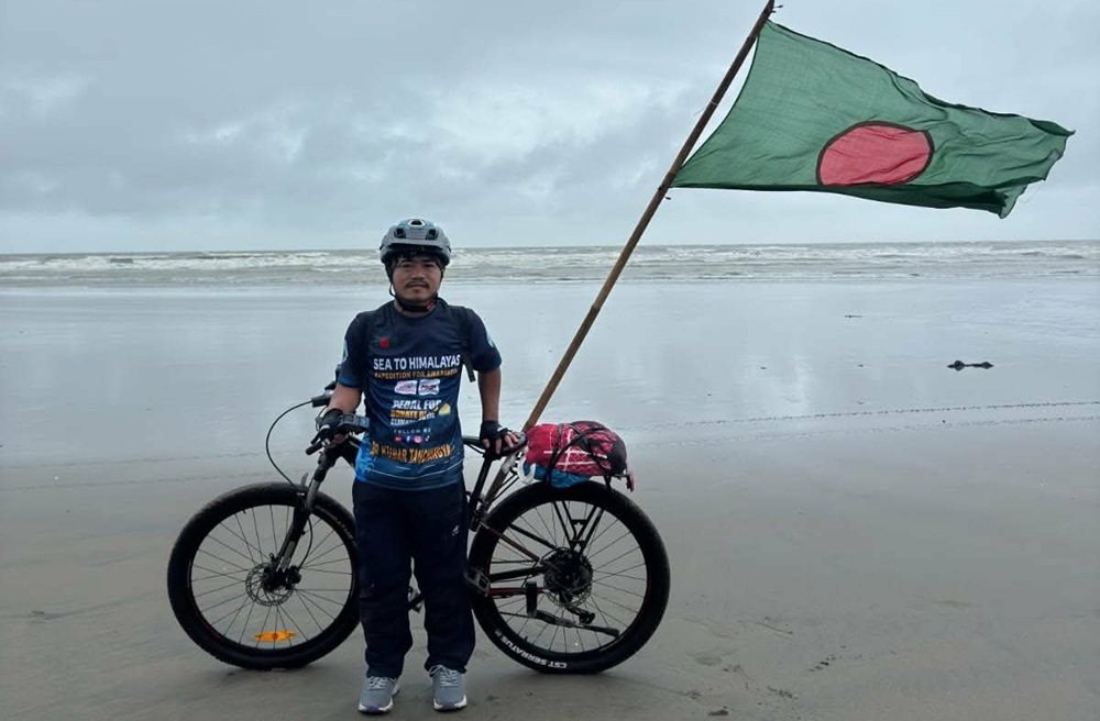 কক্সবাজার থেকে সাইকেলে নেপাল অভিযানে কাপ্তাইয়ের বীর কুমার