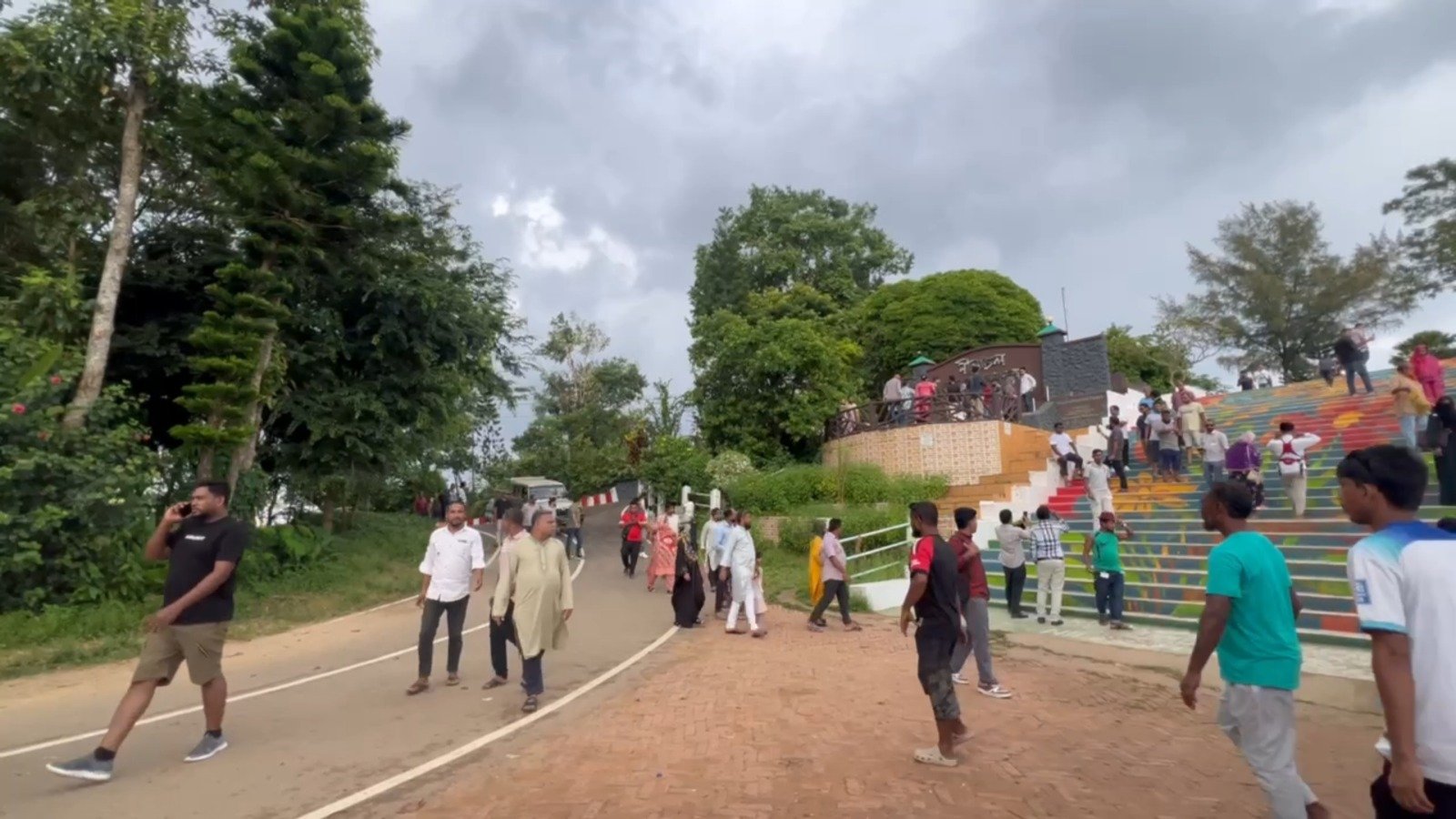 টানা ছুটিতে পর্যটকে মুখর বান্দরবান,নীলাচলে উপচে পড়া ভিড়