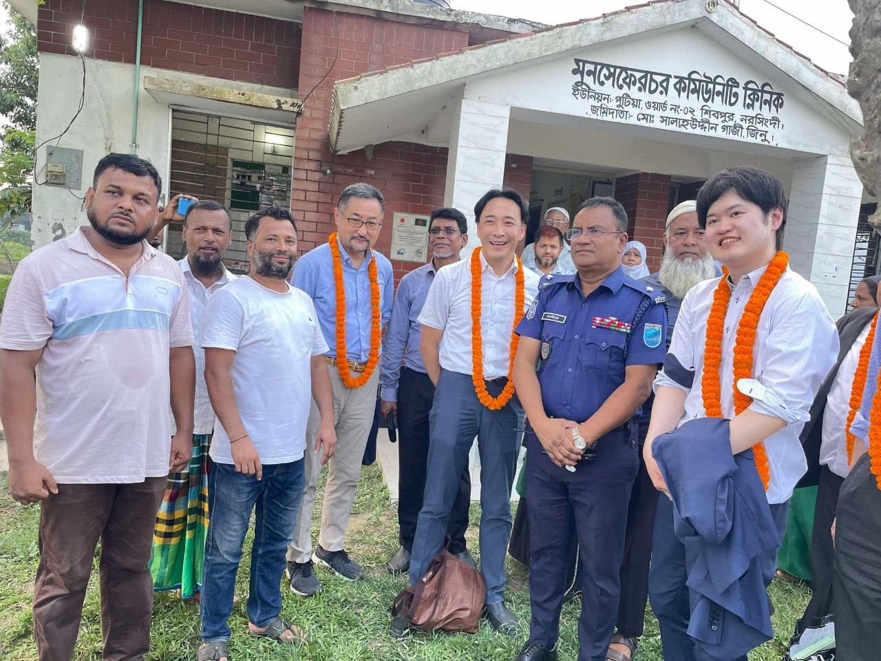 মুনসিফেরচর কমিউনিটি ক্লিনিক পরিদর্শনে আসেন জাপানি টিম