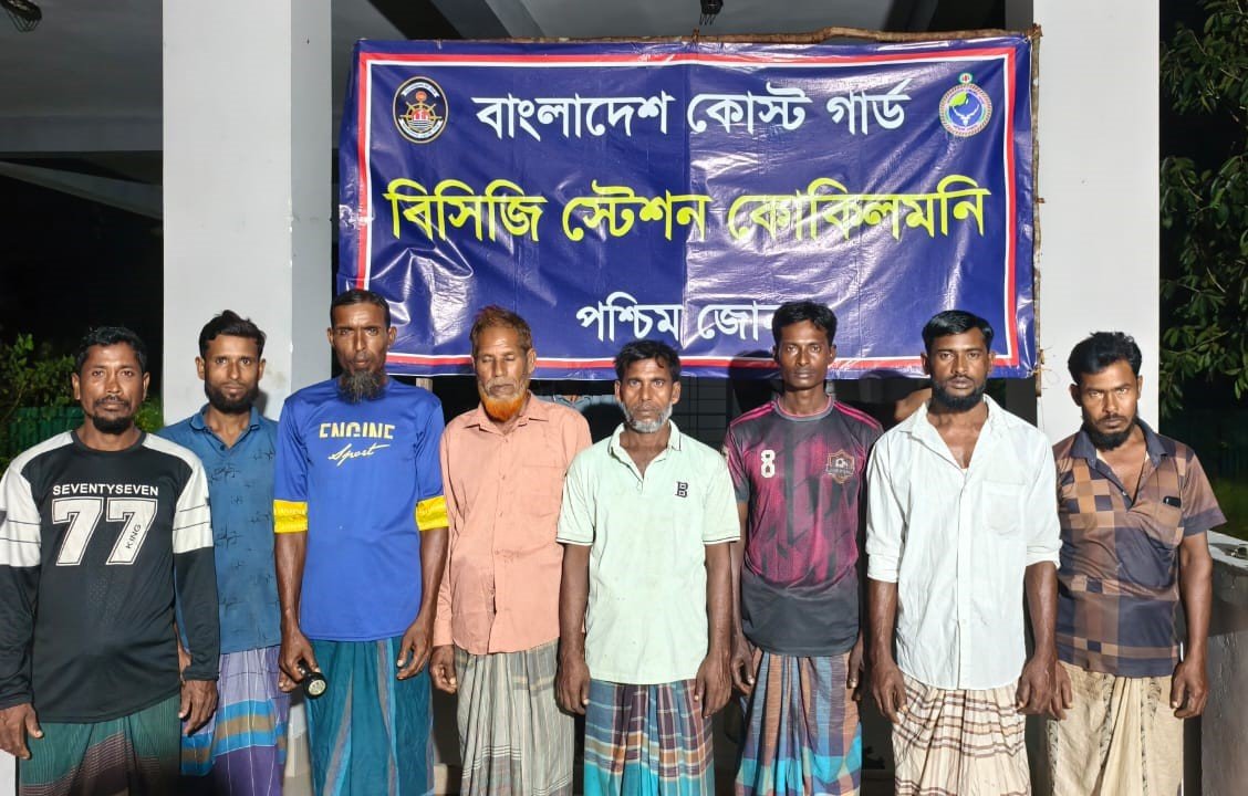 ‎গভীর সমুদ্রে ইঞ্জিন বিকল,৮ জেলেসহ ফিশিং বোট উদ্ধার