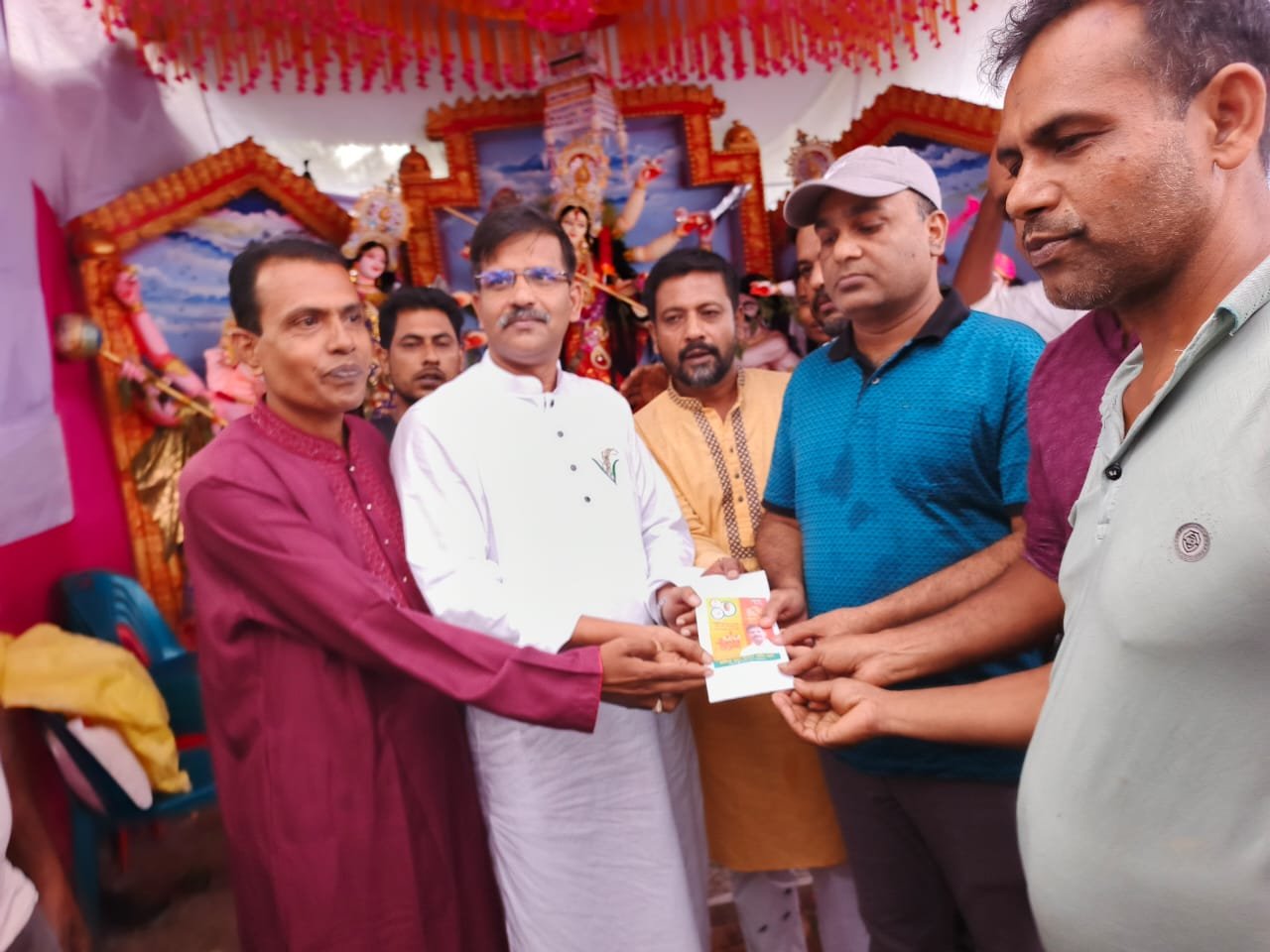 বিভিন্ন পূজা মন্ডপে শুভেচ্ছা বিনিময় নির্বাহী সম্পাদক সাঈদ খান
