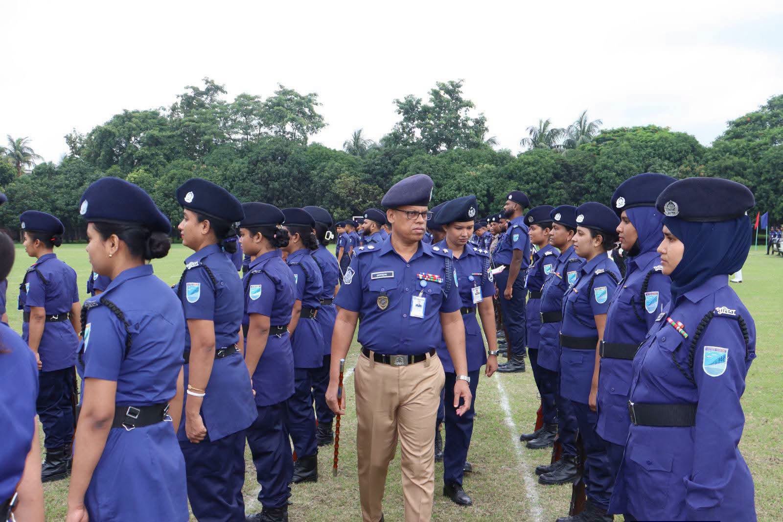 মুন্সীগঞ্জ জেলা পুলিশ লাইন্সে জেলা পুলিশের মাস্টার প্যারেড সুশৃঙ্খল ও মর্যাদাপূর্ণ পরিবেশে অনুষ্ঠিত হয়েছে। রোববার (১৯ জুলাই) আয়োজিত এ প্যারেডে সালাম গ্রহণ ও পরিদর্শন করেন মুন্সীগঞ্জের পুলিশ সুপার মো. মেনহাজুল আলম, পিপিএম। পরিদর্শনকালে তিনি পুলিশ সদস্যদের শারীরিক সক্ষমতা, শৃঙ্খলা, ড্রেসরুলস মেনে চলা, স্বাস্থ্য সচেতনতা, পরিচ্ছন্নতা, জনসেবামূলক আচরণ এবং পেশাদারিত্বের সঙ্গে দায়িত্ব পালনের ওপর গুরুত্বারোপ করেন। পাশাপাশি বাংলাদেশ পুলিশের ভাবমূর্তি সমুন্নত রাখতে প্রয়োজনীয় দিকনির্দেশনা দেন।