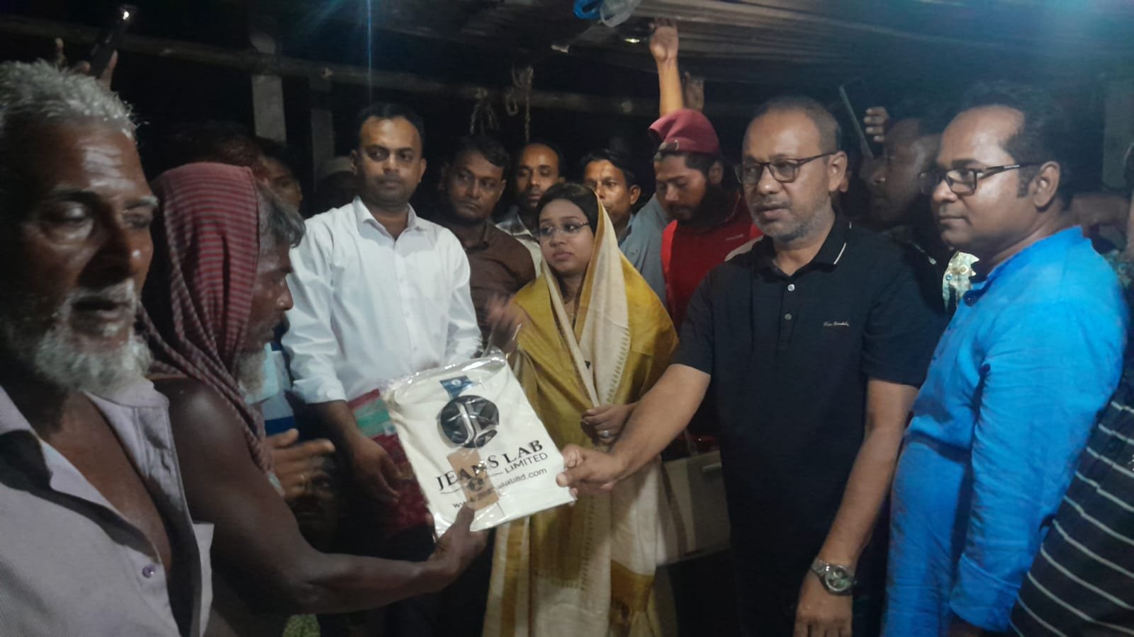 অগ্নিকাণ্ডে ক্ষতিগ্রস্ত পরিবারের পাশে সংরক্ষিত নারী আসনের এমপি ডা.প্রিয়াঙ্কা