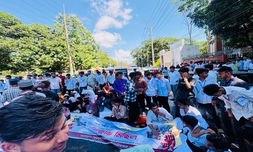 মৌলভীবাজারে শিক্ষার্থীদের সড়ক অবরোধে চরম ভোগান্তি