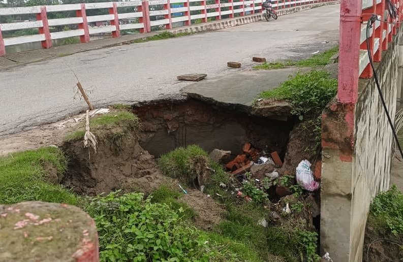 নওগাঁয় বয়তুল্ল্যাহ সেতুর এপ্রোচ সড়কে ভয়াবহ ধস