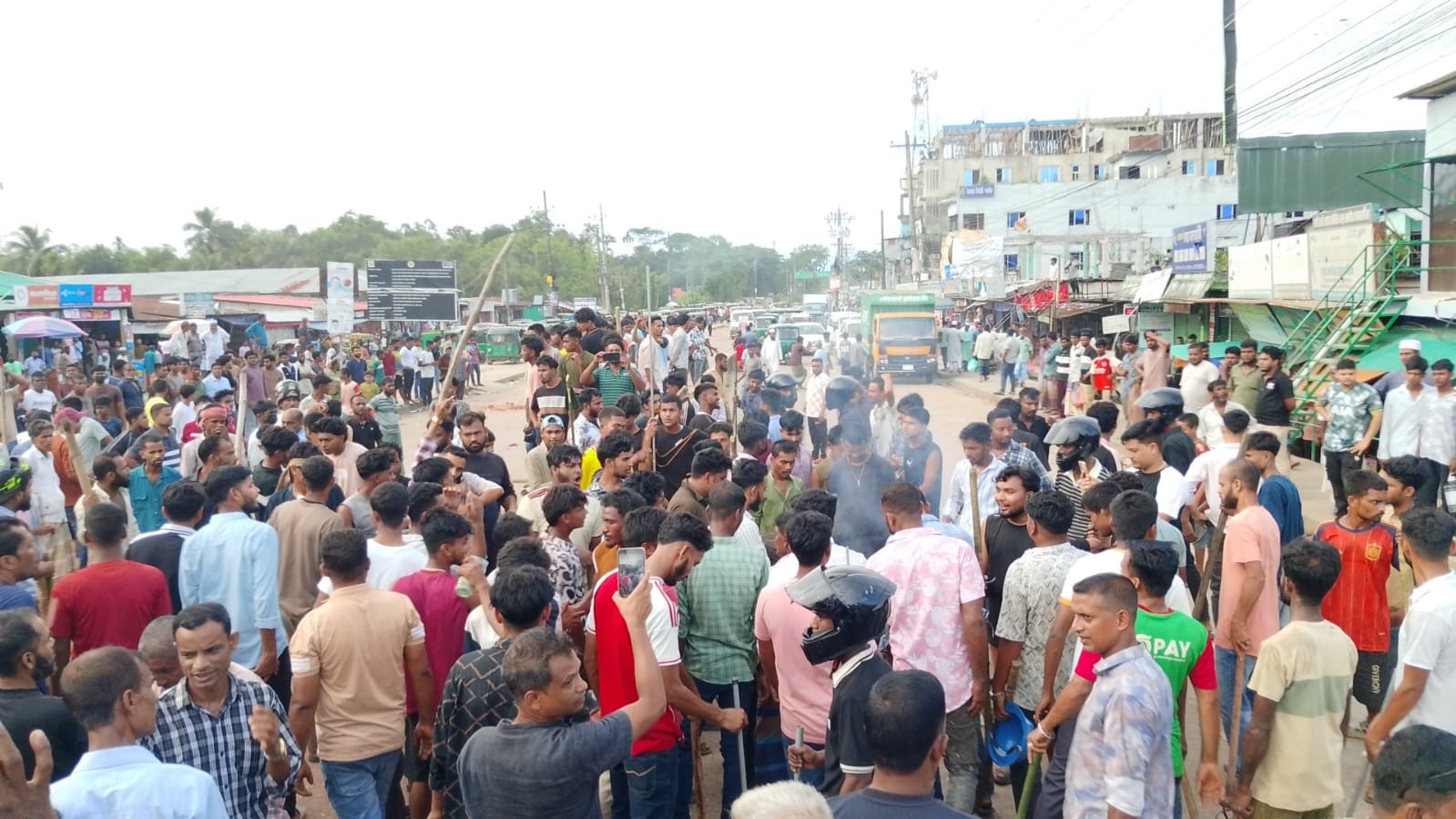 ছাতকে সংঘর্ষের সংবাদ সংগ্রহকালে তিন সাংবাদিক হেনস্তার অ/ভি/যো/গ