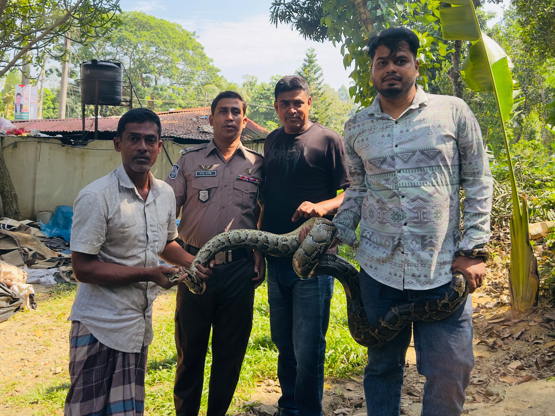 শ্রীমঙ্গলের রাধানগরে রাস্তার পাশ থেকে অজগর সাপ উদ্ধার