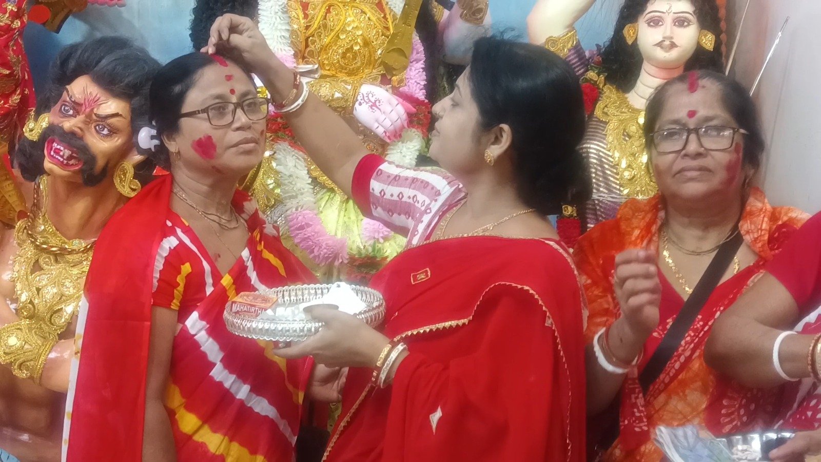 প্রতিমা বিসর্জনে শেষ উৎসব সিঁদুর খেলায় মেতে উঠলেন নারীরা