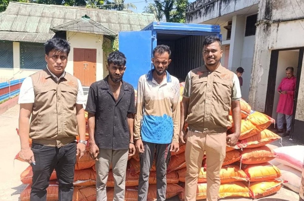 ডিবির অভিযানে ২৪ লাখ ৫৯ হাজার টাকার চো'রা'ই পণ্য জব্দ,গ্রে'প্তা'র ২
