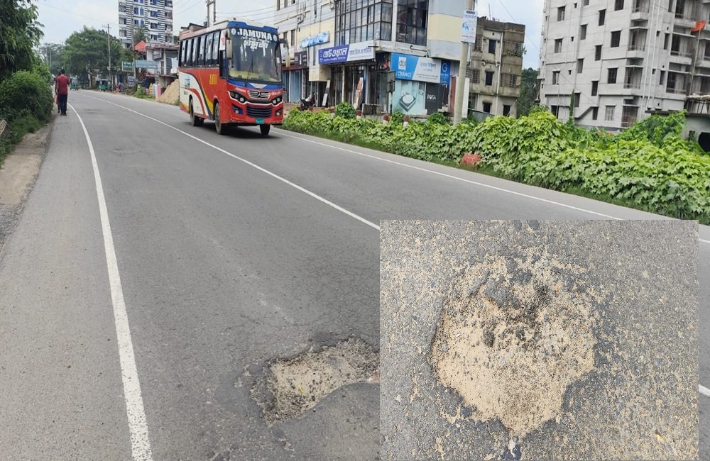 ঢাকা চট্টগ্রাম মহাসড়কে শতশত গর্ত, ঝুঁকি নিয়ে চলছে যানবাহন