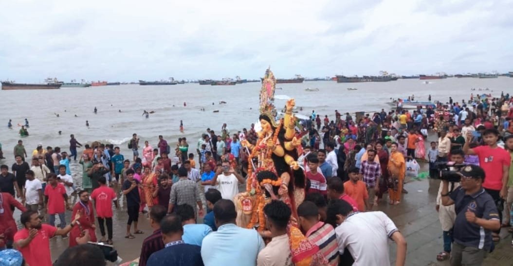 পতেঙ্গায় লাখো ভক্তের অশ্রুসিক্ত বিদায়,প্রতিমা বিসর্জনে সমাপ্ত হলো শারদীয় দুর্গোৎসব