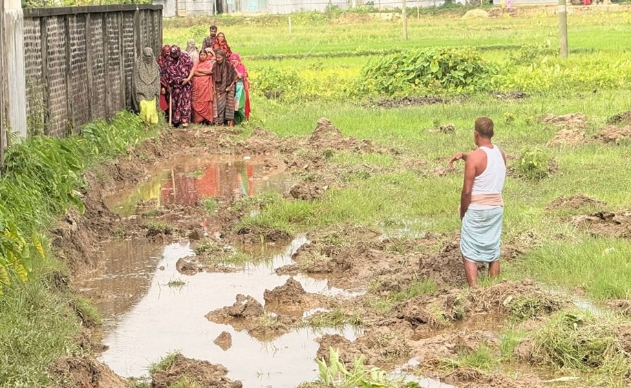 রাতের আঁধারে স্কেভেটর দিয়ে রাস্তা কেটে সাবাড়- জনদুর্ভোগ চরমে