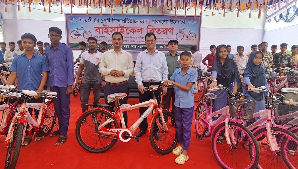 সাতক্ষীরার ১৭টি শিক্ষাপ্রতিষ্ঠানে জেলা পরিষদের উদ্যোগে বাইসাইকেল বিতরণ