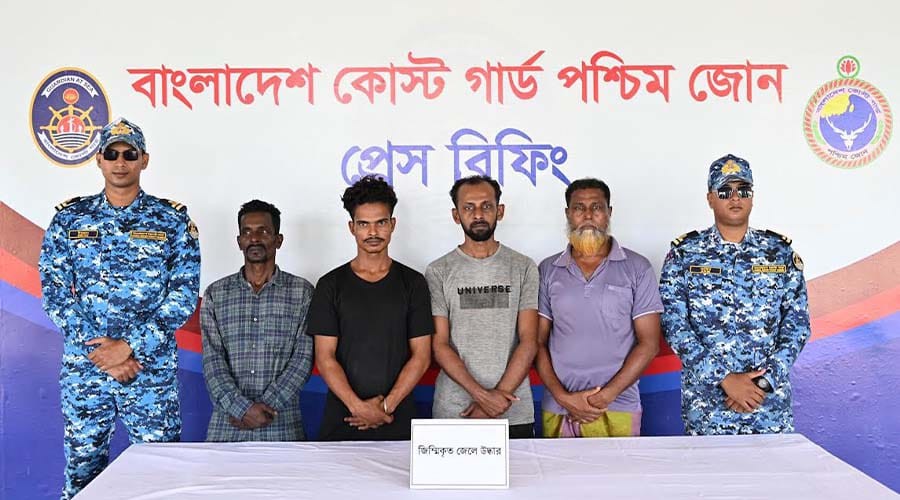 বনদস্যু সম্রাট বাহিনীর আস্তানা থেকে চার জেলে উদ্ধার!