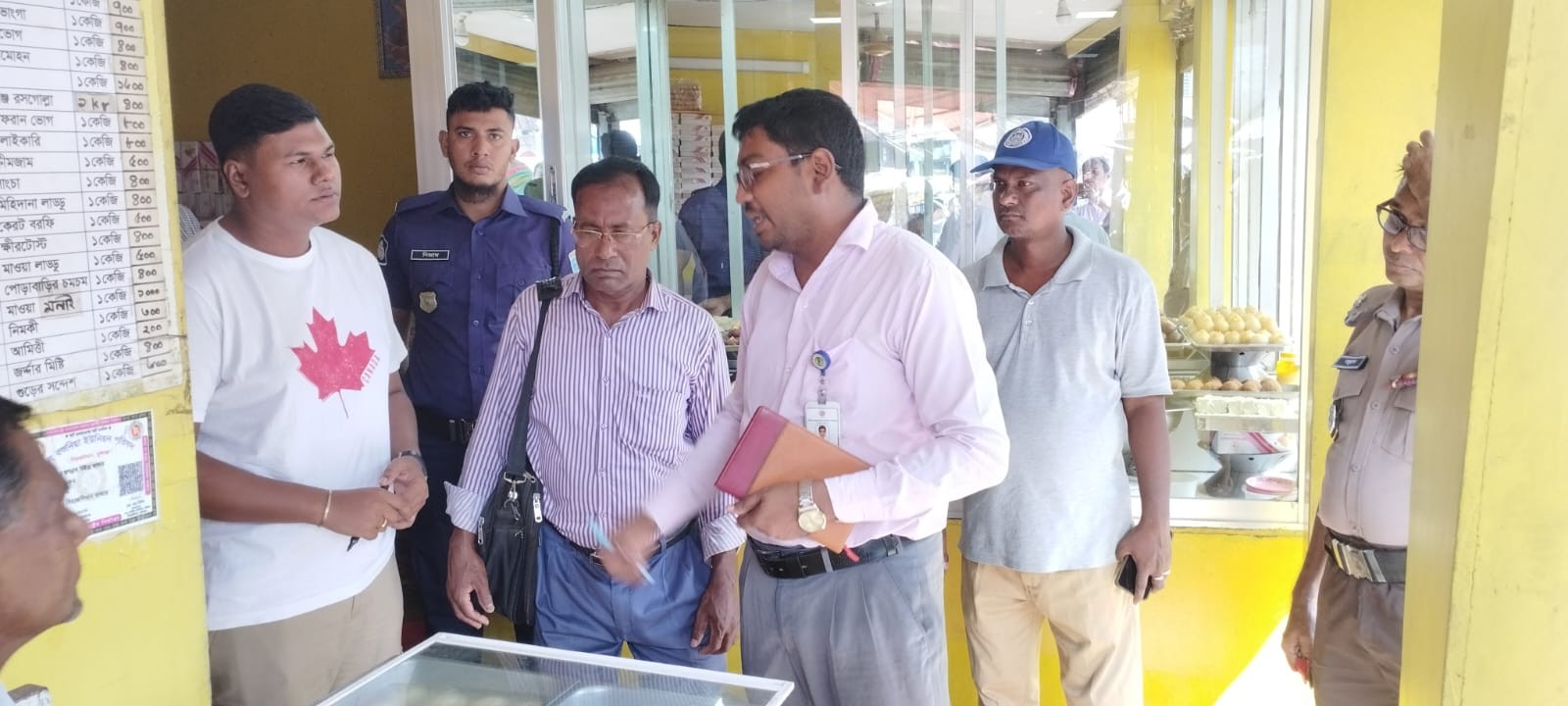 জাতীয় ভোক্তা অধিকারের অভিযানে দুই ব্যবসায়ীকে জরিমানা