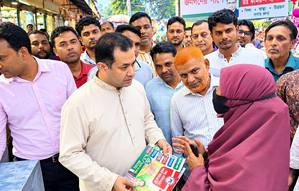 ডেঙ্গু প্রতিরোধে তথ্য ও সম্প্রচার প্রতিমন্ত্রীর জন-সচেতনতামূলক লিফলেট বিতরণ